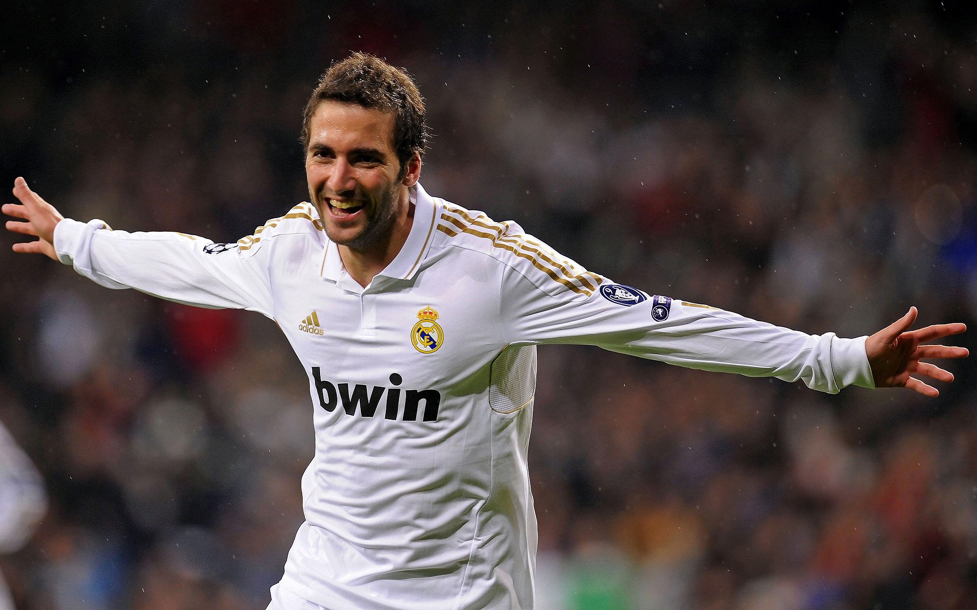 米兰双雄激烈对决，争夺意甲冠军